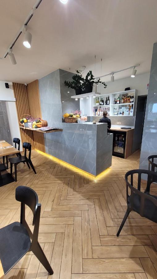 Hotel & Restauracja Wroblewscy Karniewo Bagian luar foto
